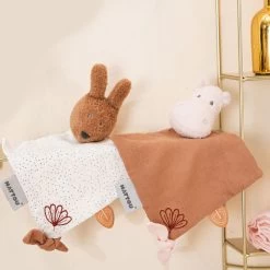 Nattou - Susie Et Bonnie - Mini Doudou Avec Attache-sucette Hippopotame Marron Rose 25 Cm -Peluches Soldes Magasin susie20et20bonnie2020avec20attachesucette20hippopotame20marron20rose202520cm 1